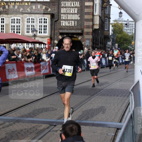 05.10.2025 - 20. swb-Marathon Bremen Yannick Fuchs http://msf.ph/oto/9227636 05.10.2025 10:58:18 Ziel 9330, 9576, 9582, 9634, 9952, 10127, 10377, 10395, 10398, 10459, 10620, 11058, 11562, 11608 meine-sportfotos.de