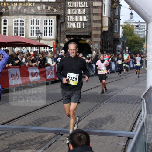 05.10.2025 - 20. swb-Marathon Bremen Yannick Fuchs http://msf.ph/oto/9227641 05.10.2025 10:58:18 Ziel 9330, 9576, 9582, 9634, 9952, 10127, 10377, 10395, 10398, 10459, 10620, 11058, 11562, 11608 meine-sportfotos.de
