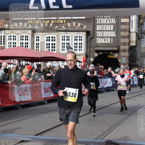 05.10.2025 - 20. swb-Marathon Bremen Yannick Fuchs http://msf.ph/oto/9227672 05.10.2025 10:58:19 Ziel 9330, 9576, 9582, 9634, 9952, 10127, 10377, 10395, 10398, 10459, 10620, 11058, 11562, 11608 meine-sportfotos.de