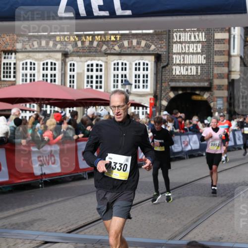 05.10.2025 - 20. swb-Marathon Bremen Yannick Fuchs http://msf.ph/oto/9227678 05.10.2025 10:58:19 Ziel 9330, 9576, 9582, 9634, 9952, 10127, 10377, 10395, 10398, 10459, 10620, 11058, 11562, 11608 meine-sportfotos.de