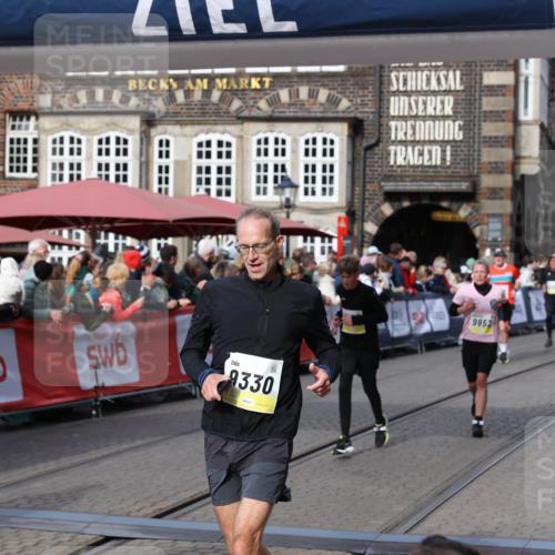 05.10.2025 - 20. swb-Marathon Bremen Yannick Fuchs http://msf.ph/oto/9227686 05.10.2025 10:58:19 Ziel 9330, 9576, 9582, 9634, 9952, 10127, 10377, 10395, 10398, 10459, 10620, 11058, 11562, 11608 meine-sportfotos.de