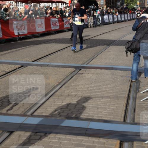 05.10.2025 - 20. swb-Marathon Bremen Yannick Fuchs http://msf.ph/oto/9227697 05.10.2025 11:01:25 Ziel 9182, 9613, 9925, 10544, 10762, 10914, 11337, 11338, 11597, 11680, 11688 meine-sportfotos.de