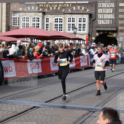05.10.2025 - 20. swb-Marathon Bremen Yannick Fuchs http://msf.ph/oto/9227710 05.10.2025 10:58:20 Ziel 9330, 9634, 9952, 10377, 10398, 10459, 10620, 11562, 11608 meine-sportfotos.de