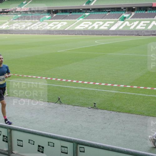 05.10.2025 - 20. swb-Marathon Bremen Michael Burmester http://msf.ph/oto/9227712 05.10.2025 10:24:40 Laufen im Stadion 8187, 9253, 9364, 9524, 9700, 10208, 10229, 10375, 10592, 10691, 10744, 10838, 10880, 10910, 10979, 11217, 11304, 11476, 11640, 11701, 11725, 9262, 10276, 10592, 11086, 11114, 11418, 11567, 11710 meine-sportfotos.de