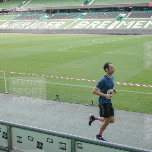05.10.2025 - 20. swb-Marathon Bremen Michael Burmester http://msf.ph/oto/9227717 05.10.2025 10:24:41 Laufen im Stadion 8187, 9253, 9364, 9524, 9700, 10208, 10229, 10375, 10691, 10744, 10838, 10880, 10910, 10979, 11217, 11304, 11476, 11640, 11701, 11725, 9262, 10276, 10592, 11086, 11114, 11418, 11567, 11710 meine-sportfotos.de