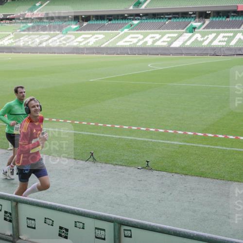 05.10.2025 - 20. swb-Marathon Bremen Michael Burmester http://msf.ph/oto/9227728 05.10.2025 10:24:43 Laufen im Stadion 8187, 9253, 9364, 9524, 9700, 10208, 10229, 10375, 10691, 10744, 10838, 10880, 10910, 10979, 11217, 11304, 11476, 11640, 11701, 11725, 9262, 10276, 10592, 11086, 11418, 11567, 11701 meine-sportfotos.de