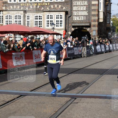 05.10.2025 - 20. swb-Marathon Bremen Yannick Fuchs http://msf.ph/oto/9227735 05.10.2025 11:01:26 Ziel 9182, 9613, 9925, 10544, 10762, 10914, 11337, 11338, 11597, 11680, 11688 meine-sportfotos.de