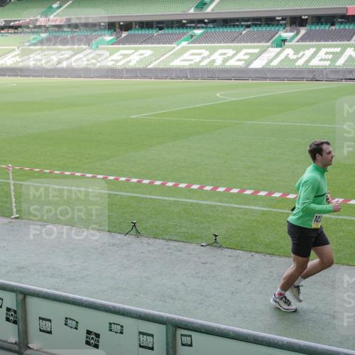 05.10.2025 - 20. swb-Marathon Bremen Michael Burmester http://msf.ph/oto/9227747 05.10.2025 10:24:44 Laufen im Stadion 8187, 9253, 9364, 9524, 9700, 10208, 10229, 10375, 10691, 10744, 10838, 10880, 10910, 10979, 11217, 11304, 11476, 11640, 11725, 9262, 10276, 10592, 11086, 11418, 11701 meine-sportfotos.de