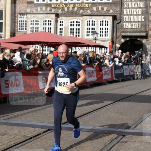 05.10.2025 - 20. swb-Marathon Bremen Yannick Fuchs http://msf.ph/oto/9227762 05.10.2025 11:01:27 Ziel 9613, 9925, 10544, 10762, 11597, 11680, 11688 meine-sportfotos.de