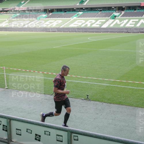 05.10.2025 - 20. swb-Marathon Bremen Michael Burmester http://msf.ph/oto/9227787 05.10.2025 10:24:50 Laufen im Stadion 8187, 9253, 9302, 9364, 9524, 9558, 9700, 10104, 10155, 10208, 10229, 10375, 10541, 10553, 10652, 10691, 10744, 10838, 10880, 10910, 10979, 11217, 11256, 11304, 11476, 11581, 11640, 11725, 9262, 10592, 11086, 11701 meine-sportfotos.de