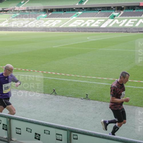 05.10.2025 - 20. swb-Marathon Bremen Michael Burmester http://msf.ph/oto/9227799 05.10.2025 10:24:51 Laufen im Stadion 8187, 9253, 9302, 9364, 9524, 9558, 9700, 10104, 10155, 10208, 10229, 10375, 10541, 10553, 10652, 10691, 10744, 10838, 10880, 10910, 10979, 11217, 11256, 11304, 11476, 11581, 11640, 11725, 9262, 10592, 11086, 11701 meine-sportfotos.de