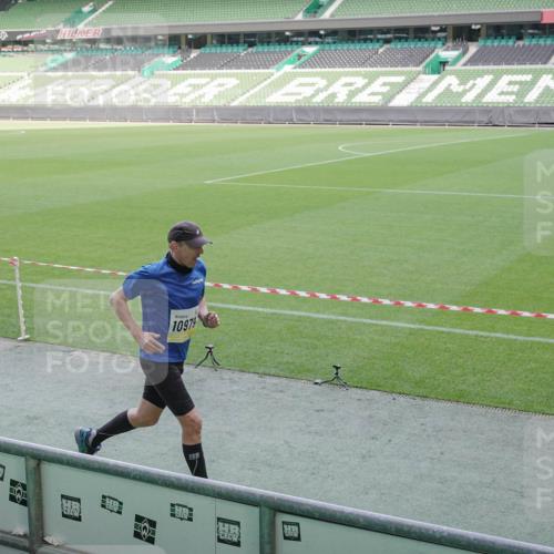 05.10.2025 - 20. swb-Marathon Bremen Michael Burmester http://msf.ph/oto/9227811 05.10.2025 10:24:53 Laufen im Stadion 8187, 9253, 9302, 9364, 9524, 9558, 9700, 9775, 10104, 10155, 10208, 10375, 10541, 10553, 10652, 10691, 10744, 10838, 10880, 10910, 10979, 11217, 11230, 11256, 11304, 11476, 11581, 11640, 11725, 9262, 10229, 10592, 11086, 11701 meine-sportfotos.de