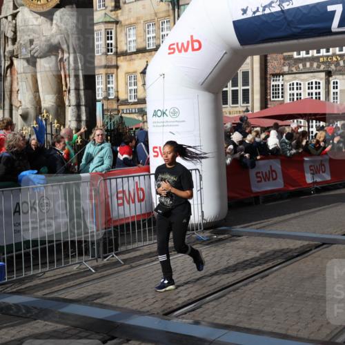 05.10.2025 - 20. swb-Marathon Bremen Yannick Fuchs http://msf.ph/oto/9227838 05.10.2025 11:01:29 Ziel 9925, 10762, 11680, 11688 meine-sportfotos.de