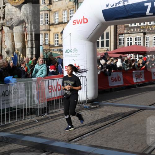 05.10.2025 - 20. swb-Marathon Bremen Yannick Fuchs http://msf.ph/oto/9227843 05.10.2025 11:01:29 Ziel 9925, 10762, 11680, 11688 meine-sportfotos.de