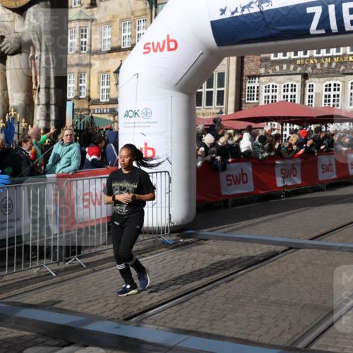 05.10.2025 - 20. swb-Marathon Bremen Yannick Fuchs http://msf.ph/oto/9227846 05.10.2025 11:01:29 Ziel 9925, 10762, 11680, 11688 meine-sportfotos.de