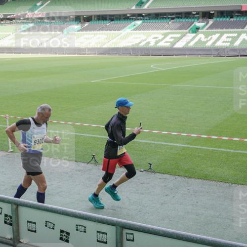05.10.2025 - 20. swb-Marathon Bremen Michael Burmester http://msf.ph/oto/9227851 05.10.2025 10:25:01 Laufen im Stadion 8187, 9253, 9302, 9364, 9558, 9700, 9775, 10104, 10155, 10208, 10375, 10541, 10553, 10652, 10691, 10744, 10838, 10910, 10979, 11217, 11230, 11256, 11304, 11476, 11581, 11640, 11725, 9524, 10229, 10880, 11701 meine-sportfotos.de