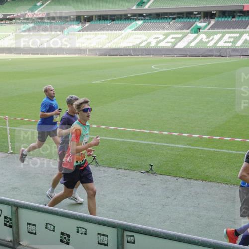 05.10.2025 - 20. swb-Marathon Bremen Michael Burmester http://msf.ph/oto/9227869 05.10.2025 10:25:02 Laufen im Stadion 8187, 9253, 9302, 9364, 9558, 9700, 9775, 10104, 10155, 10208, 10375, 10541, 10553, 10652, 10691, 10744, 10838, 10910, 10979, 11217, 11230, 11256, 11304, 11476, 11581, 11640, 11725, 9524, 10229, 10880, 11701 meine-sportfotos.de