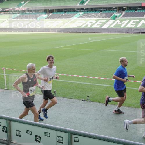 05.10.2025 - 20. swb-Marathon Bremen Michael Burmester http://msf.ph/oto/9227885 05.10.2025 10:25:03 Laufen im Stadion 8187, 9253, 9302, 9364, 9558, 9700, 9775, 10104, 10155, 10208, 10375, 10541, 10553, 10652, 10691, 10744, 10838, 10910, 10979, 11217, 11230, 11256, 11304, 11476, 11581, 11640, 11725, 9524, 10229, 10880, 11701 meine-sportfotos.de