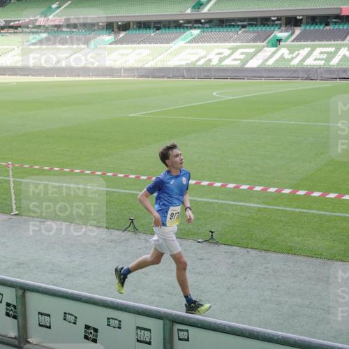 05.10.2025 - 20. swb-Marathon Bremen Michael Burmester http://msf.ph/oto/9227909 05.10.2025 10:25:08 Laufen im Stadion 8187, 9253, 9302, 9558, 9700, 9775, 10104, 10155, 10208, 10375, 10505, 10541, 10553, 10652, 10691, 10744, 10838, 10910, 10979, 11217, 11230, 11256, 11304, 11476, 11581, 11640, 11725, 9364, 9524, 10229, 10880 meine-sportfotos.de