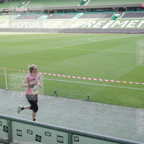 05.10.2025 - 20. swb-Marathon Bremen Michael Burmester http://msf.ph/oto/9227923 05.10.2025 10:25:25 Laufen im Stadion 8187, 9006, 9253, 9302, 9361, 9558, 9614, 9775, 9849, 9865, 9884, 9919, 9967, 10104, 10155, 10306, 10348, 10375, 10474, 10505, 10541, 10553, 10652, 10666, 10979, 11217, 11230, 11256, 11304, 11316, 11346, 11403, 11503, 11581, 11640, 11745, 9364, 9700, 10208, 10691, 10744, 10838, 10910, 11476, 11725 meine-sportfotos.de