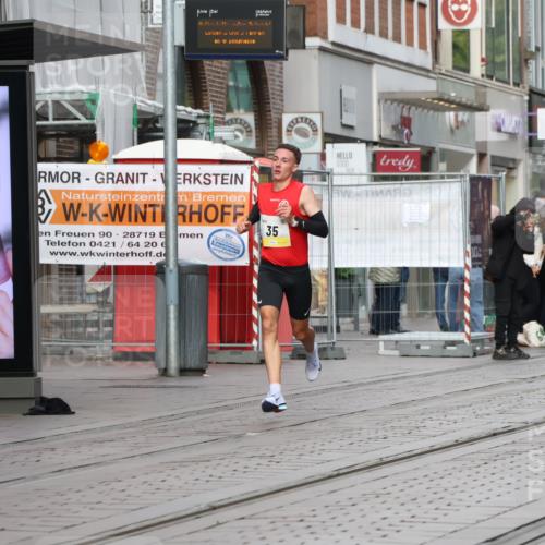 05.10.2025 - 20. swb-Marathon Bremen Strokosch-Dieckow http://msf.ph/oto/9227925 05.10.2025 10:26:51 Ziel 35, 35 meine-sportfotos.de