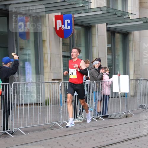 05.10.2025 - 20. swb-Marathon Bremen Strokosch-Dieckow http://msf.ph/oto/9227955 05.10.2025 10:26:55 Ziel 35, 35 meine-sportfotos.de