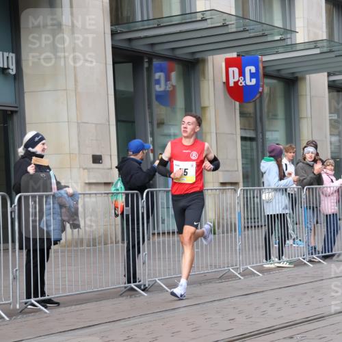 05.10.2025 - 20. swb-Marathon Bremen Strokosch-Dieckow http://msf.ph/oto/9227963 05.10.2025 10:26:55 Ziel 35, 35 meine-sportfotos.de