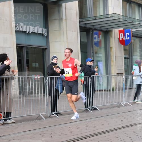 05.10.2025 - 20. swb-Marathon Bremen Strokosch-Dieckow http://msf.ph/oto/9227968 05.10.2025 10:26:56 Ziel 35, 35 meine-sportfotos.de