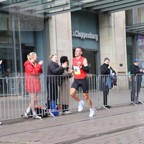 05.10.2025 - 20. swb-Marathon Bremen Strokosch-Dieckow http://msf.ph/oto/9227977 05.10.2025 10:26:56 Ziel 35, 35 meine-sportfotos.de