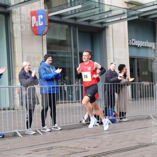 05.10.2025 - 20. swb-Marathon Bremen Strokosch-Dieckow http://msf.ph/oto/9227986 05.10.2025 10:26:56 Ziel 35, 35 meine-sportfotos.de