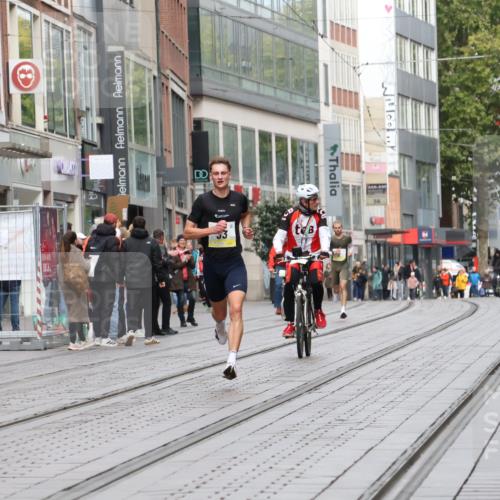 05.10.2025 - 20. swb-Marathon Bremen Strokosch-Dieckow http://msf.ph/oto/9228001 05.10.2025 10:28:08 Ziel 2, 33, 2, 33 meine-sportfotos.de