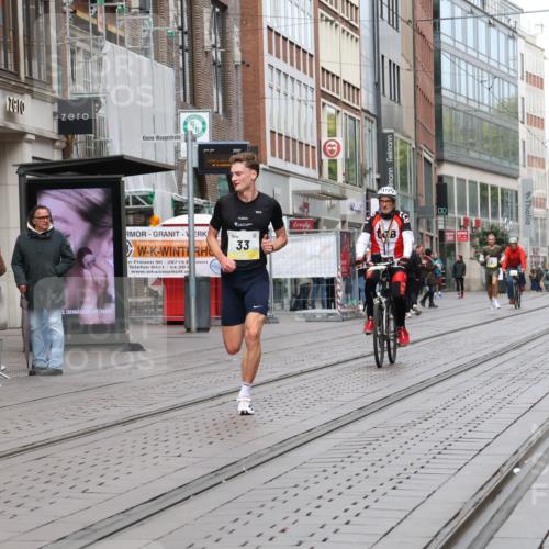 05.10.2025 - 20. swb-Marathon Bremen Strokosch-Dieckow http://msf.ph/oto/9228025 05.10.2025 10:28:11 Ziel 2, 33, 2, 33 meine-sportfotos.de