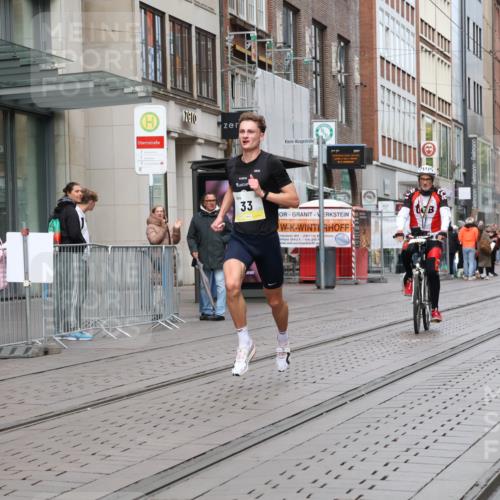 05.10.2025 - 20. swb-Marathon Bremen Strokosch-Dieckow http://msf.ph/oto/9228033 05.10.2025 10:28:12 Ziel 2, 33, 2, 33 meine-sportfotos.de
