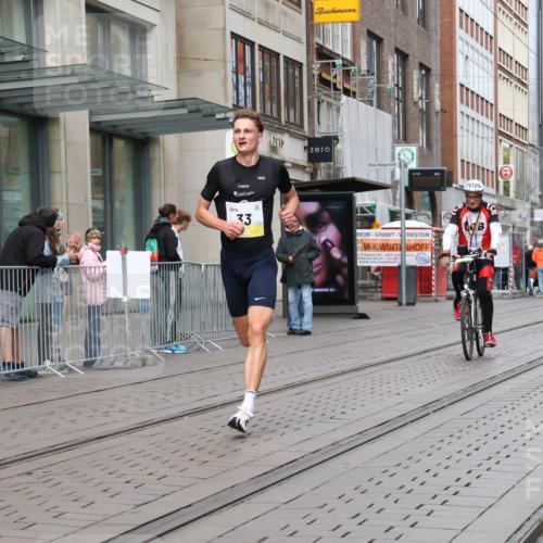 05.10.2025 - 20. swb-Marathon Bremen Strokosch-Dieckow http://msf.ph/oto/9228039 05.10.2025 10:28:12 Ziel 2, 33, 2, 33 meine-sportfotos.de