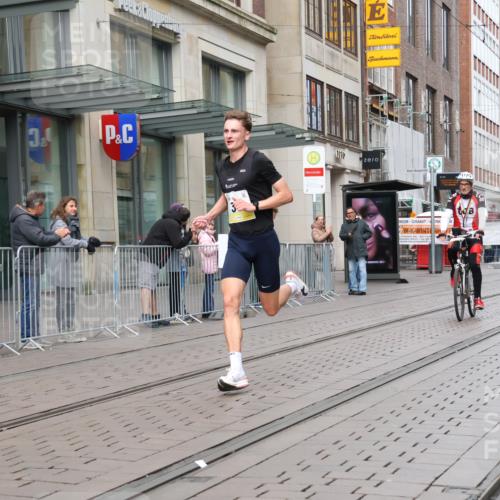 05.10.2025 - 20. swb-Marathon Bremen Strokosch-Dieckow http://msf.ph/oto/9228047 05.10.2025 10:28:13 Ziel 2, 33, 2, 33 meine-sportfotos.de