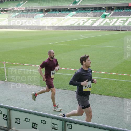 05.10.2025 - 20. swb-Marathon Bremen Michael Burmester http://msf.ph/oto/9228055 05.10.2025 10:25:36 Laufen im Stadion 9006, 9170, 9302, 9361, 9558, 9614, 9775, 9849, 9865, 9884, 9919, 9967, 10104, 10155, 10306, 10348, 10474, 10505, 10541, 10553, 10554, 10652, 10666, 10961, 10979, 11178, 11230, 11256, 11304, 11316, 11346, 11403, 11422, 11503, 11581, 11666, 11745, 8187, 9253, 9700, 10375, 10691, 10910, 11217, 11304, 11476, 11640, 11725 meine-sportfotos.de
