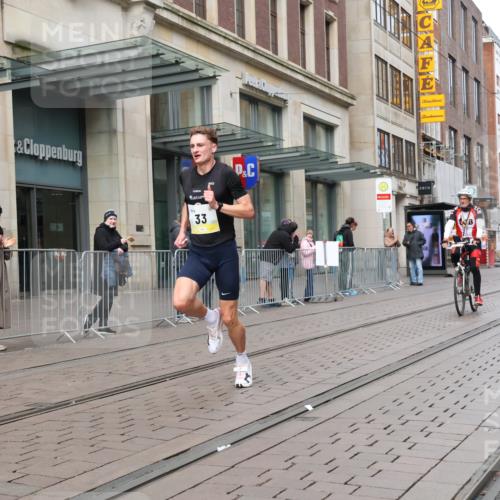 05.10.2025 - 20. swb-Marathon Bremen Strokosch-Dieckow http://msf.ph/oto/9228056 05.10.2025 10:28:13 Ziel 2, 33, 2, 33 meine-sportfotos.de