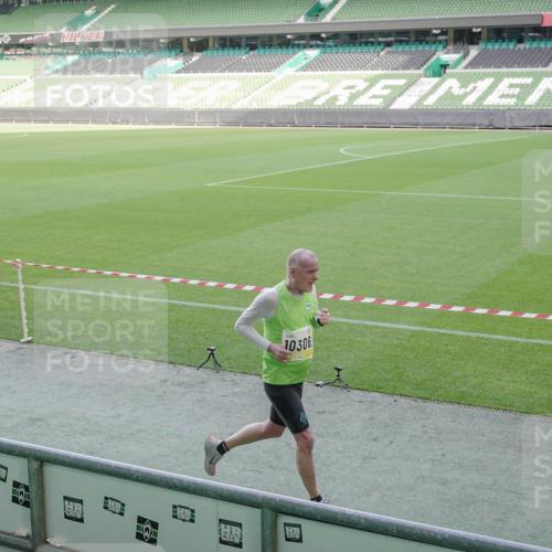 05.10.2025 - 20. swb-Marathon Bremen Michael Burmester http://msf.ph/oto/9228068 05.10.2025 10:25:37 Laufen im Stadion 9006, 9170, 9302, 9361, 9558, 9614, 9775, 9849, 9865, 9884, 9919, 9967, 10104, 10155, 10306, 10348, 10474, 10505, 10541, 10553, 10554, 10652, 10666, 10961, 10979, 11178, 11230, 11256, 11316, 11346, 11403, 11422, 11503, 11581, 11666, 11745, 8187, 9253, 9700, 10375, 10691, 10910, 11217, 11304, 11476, 11640, 11725 meine-sportfotos.de