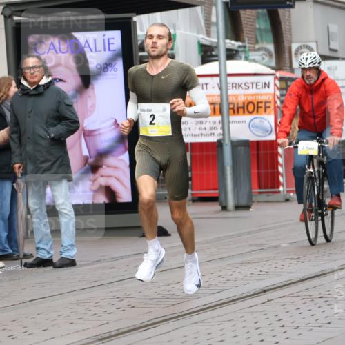 05.10.2025 - 20. swb-Marathon Bremen Strokosch-Dieckow http://msf.ph/oto/9228071 05.10.2025 10:28:18 Ziel 2, 2 meine-sportfotos.de