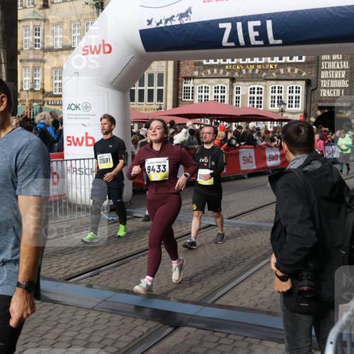 05.10.2025 - 20. swb-Marathon Bremen Yannick Fuchs http://msf.ph/oto/9228072 05.10.2025 10:58:36 Ziel 9433, 9608, 9820, 10055, 10084, 10261, 10408, 10586, 10988, 11181, 11291, 11591, 11700 meine-sportfotos.de