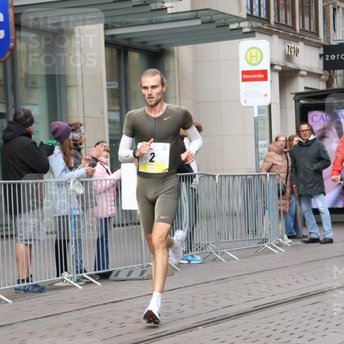05.10.2025 - 20. swb-Marathon Bremen Strokosch-Dieckow http://msf.ph/oto/9228095 05.10.2025 10:28:20 Ziel 2, 2 meine-sportfotos.de