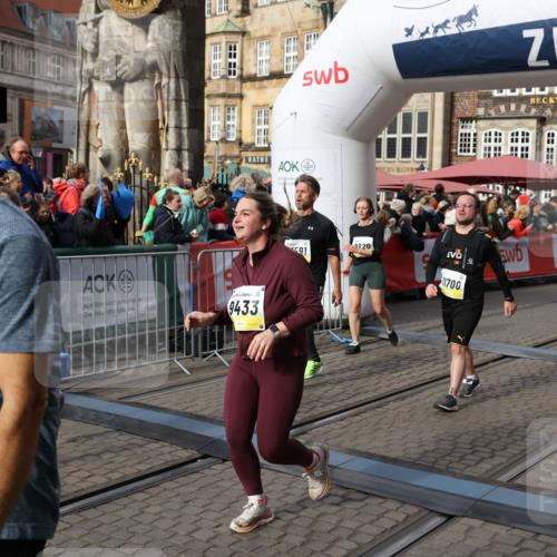 05.10.2025 - 20. swb-Marathon Bremen Yannick Fuchs http://msf.ph/oto/9228096 05.10.2025 10:58:36 Ziel 9433, 9608, 9820, 10055, 10084, 10261, 10408, 10586, 10988, 11181, 11291, 11591, 11700 meine-sportfotos.de