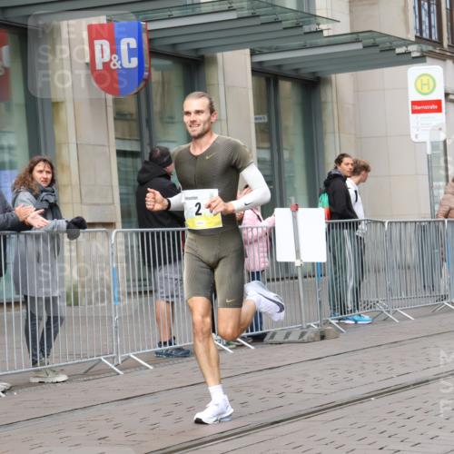 05.10.2025 - 20. swb-Marathon Bremen Strokosch-Dieckow http://msf.ph/oto/9228103 05.10.2025 10:28:20 Ziel 2, 2 meine-sportfotos.de
