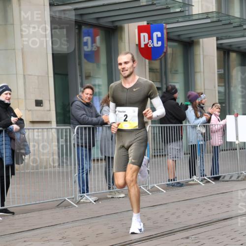 05.10.2025 - 20. swb-Marathon Bremen Strokosch-Dieckow http://msf.ph/oto/9228111 05.10.2025 10:28:21 Ziel 2, 2 meine-sportfotos.de