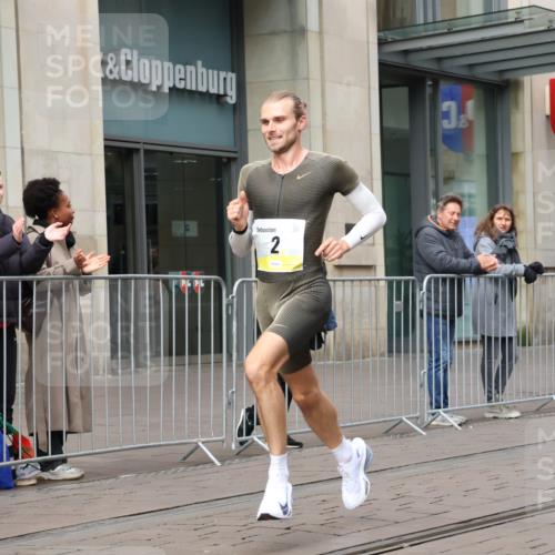 05.10.2025 - 20. swb-Marathon Bremen Strokosch-Dieckow http://msf.ph/oto/9228116 05.10.2025 10:28:21 Ziel 2, 2 meine-sportfotos.de