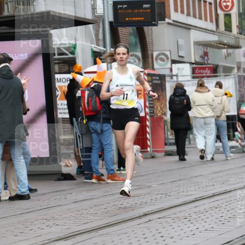 05.10.2025 - 20. swb-Marathon Bremen Strokosch-Dieckow http://msf.ph/oto/9228123 05.10.2025 10:30:02 Ziel 11, 11 meine-sportfotos.de