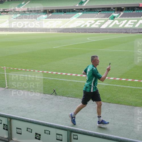 05.10.2025 - 20. swb-Marathon Bremen Michael Burmester http://msf.ph/oto/9228132 05.10.2025 10:25:41 Laufen im Stadion 9006, 9170, 9302, 9361, 9558, 9614, 9775, 9849, 9865, 9884, 9919, 9967, 10104, 10155, 10306, 10348, 10474, 10505, 10541, 10553, 10554, 10559, 10652, 10666, 10780, 10961, 11178, 11230, 11256, 11316, 11346, 11403, 11422, 11503, 11581, 11617, 11666, 11745, 8187, 9253, 9700, 10375, 10691, 10910, 10979, 11217, 11304, 11640, 11725 meine-sportfotos.de