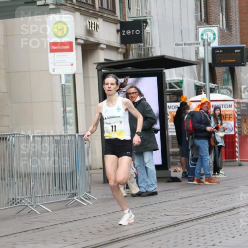 05.10.2025 - 20. swb-Marathon Bremen Strokosch-Dieckow http://msf.ph/oto/9228135 05.10.2025 10:30:03 Ziel 11, 11 meine-sportfotos.de
