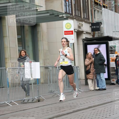 05.10.2025 - 20. swb-Marathon Bremen Strokosch-Dieckow http://msf.ph/oto/9228144 05.10.2025 10:30:04 Ziel 11, 11 meine-sportfotos.de