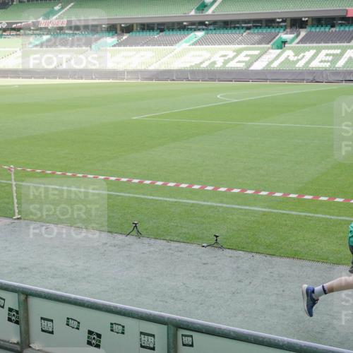 05.10.2025 - 20. swb-Marathon Bremen Michael Burmester http://msf.ph/oto/9228146 05.10.2025 10:25:41 Laufen im Stadion 9006, 9170, 9302, 9361, 9558, 9614, 9775, 9849, 9865, 9884, 9919, 9967, 10104, 10155, 10306, 10348, 10474, 10505, 10541, 10553, 10554, 10559, 10652, 10666, 10780, 10961, 11178, 11230, 11256, 11316, 11346, 11403, 11422, 11503, 11581, 11617, 11666, 11745, 8187, 9253, 9700, 10375, 10691, 10910, 10979, 11217, 11304, 11640, 11725 meine-sportfotos.de